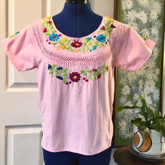 Vintage Tops - VTG 🌻 Embroidered Mexican blouse